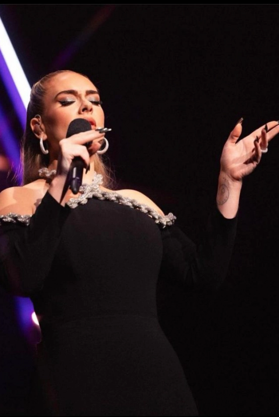 Adele, Las Vegas Konseri İçin Özel Dikim Stella McCartney Tasarımı Tercih Etti