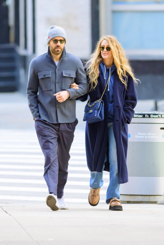 Minileri Unutun! Blake Lively Platform Topuklu Ayakkabılarla Soğuk Kış Günlerine Hazır