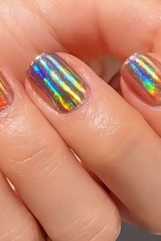 Vogue’un En İyi Noel Tırnak Tasarımları Rehberi