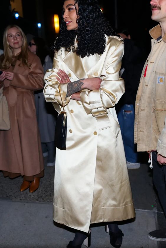 Şampanya Rengi Detaylarıyla Sokak Modasında Altın Etkisi