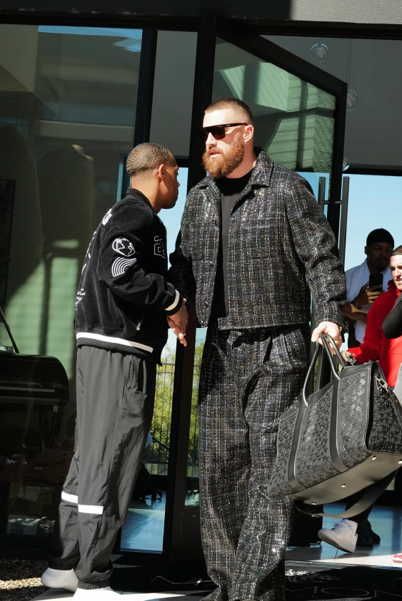 Travis Kelce, 2024 Super Bowl için Özel Yapım Amiri Giydi