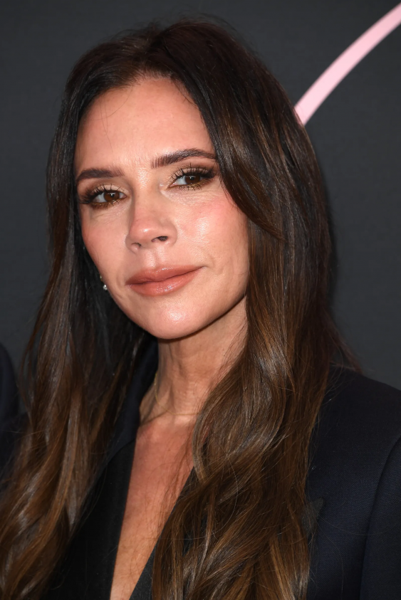 Victoria Beckham’ın Cilt Temizleme Rutinine Ortak Olmak İster Misiniz?