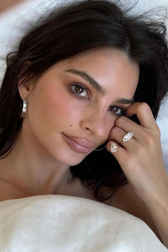 Emily Ratajkowski’nin Boşanma Yüzükleri Ne Anlama Geliyor?