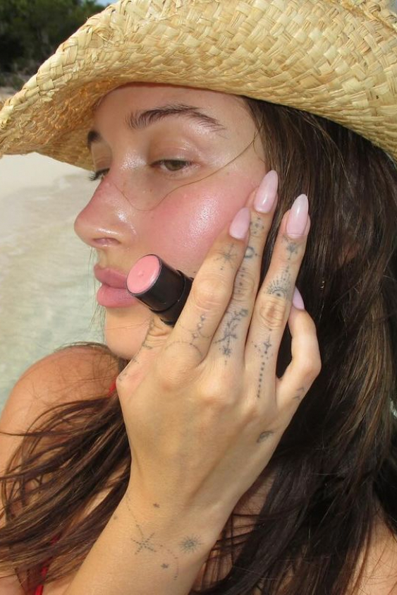 Hailey Bieber'ın "Çilek Sütü" Manikürü