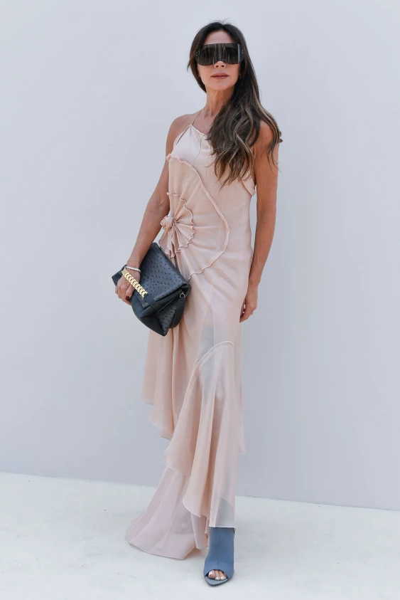 Geçmişten Günümüze Victoria Beckham’ın Stil Evrimi Geçmişten Günümüze Victoria Beckham’ın Stil Evrimi