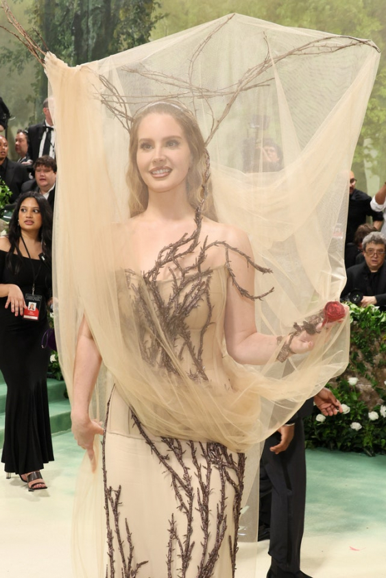 Lana Del Rey İkonik Alexander McQueen Koleksiyonuna Atıfta Bulunuyor