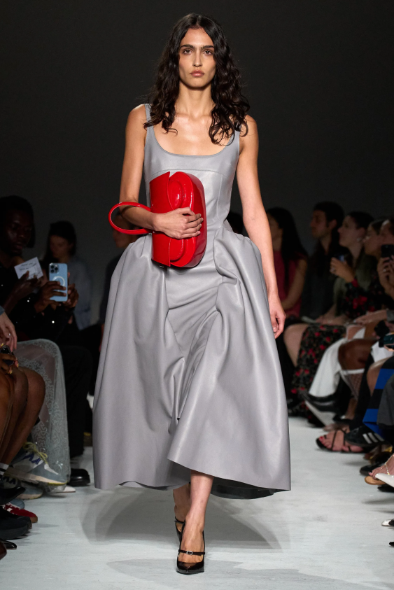 2024 Yazının En Nostaljik Trendi: Düşük Bel Elbiseler