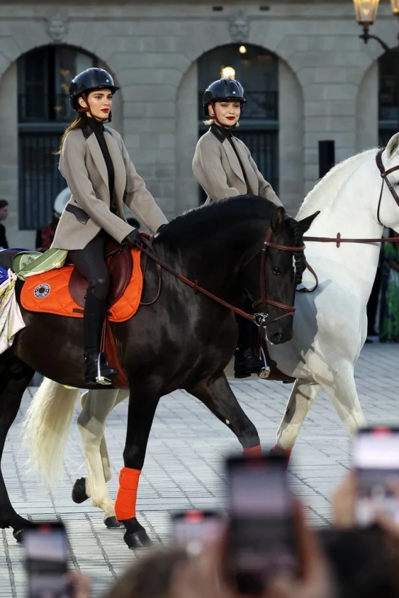 Kendall Jenner ve Gigi Hadid, Hermès ile Vendôme Meydanı’nı Geçti Kendall Jenner ve Gigi Hadid, Hermès ile Vendôme Meydanı’nı Geçti