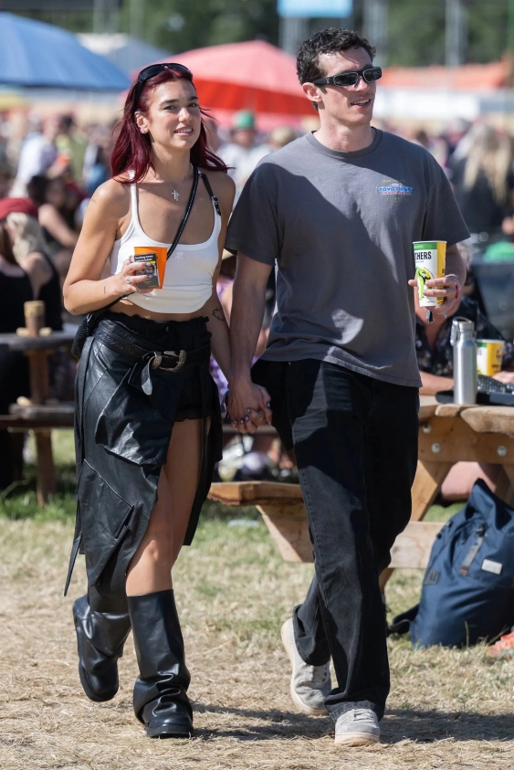 Dua Lipa ve Callum Turner, Glastonbury’de Yeni Bir Festival Tarzı Yakaladı