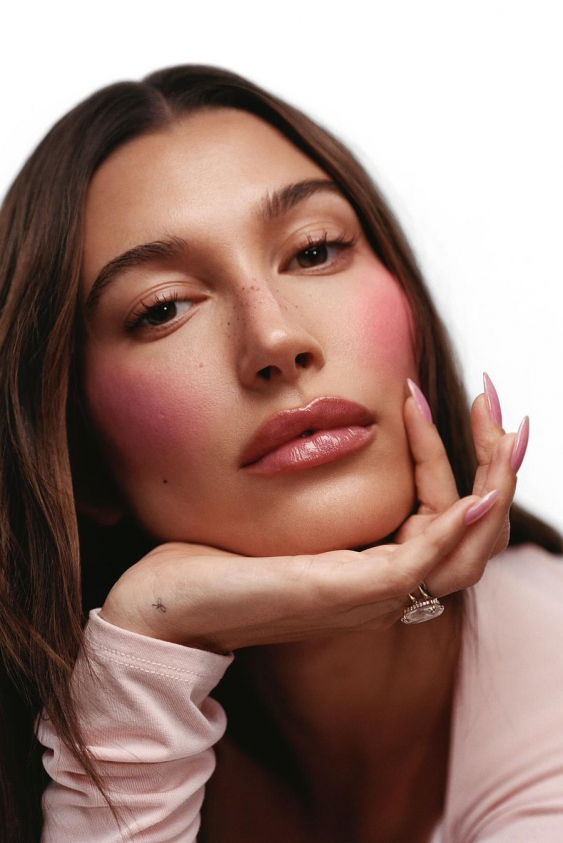 Hailey Bieber ve Işıltılı Hamilelik Makyaj Rutini