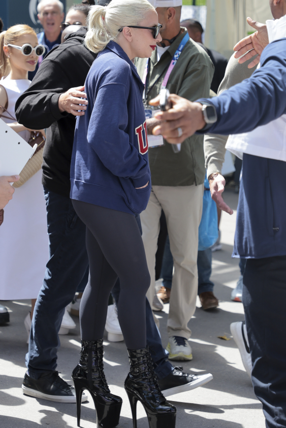 Lady Gaga Olimpiyatlara Tehlikeli Ayakkabılarıyla Katıldı