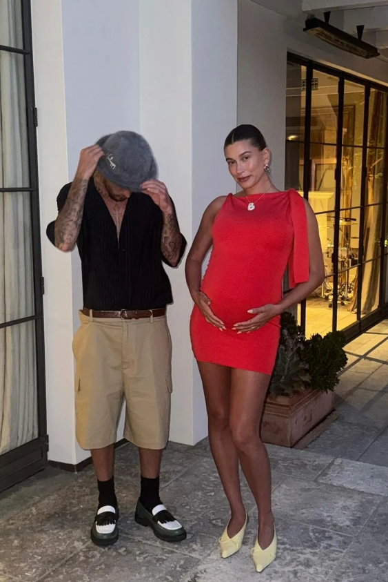 Hailey Bieber, Geçen Yılın Favori Rengi Kırmızıdan Vazgeçmiyor