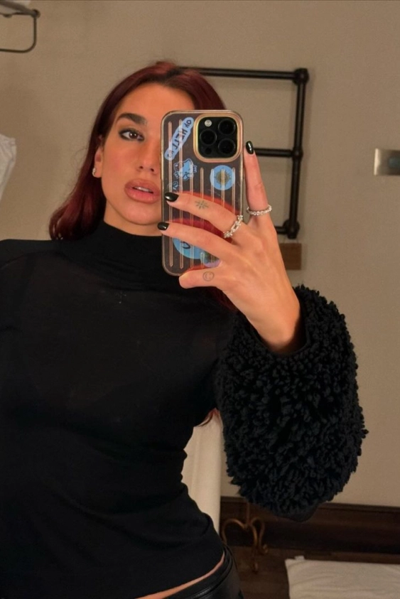 Dua Lipa ve Y2K’dan İlham Alan Makyajı