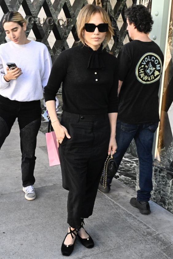 Jennifer Lopez, “Balletcore” Trendine Ayak Uyduruyor Jennifer Lopez, “Balletcore” Trendine Ayak Uyduruyor