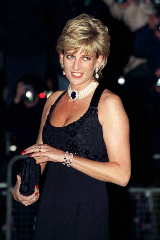 Kensington Sarayı’nda Lady Diana ve Kraliçe Elizabeth’in Benzersiz Kıyafetleri Sergilenecek