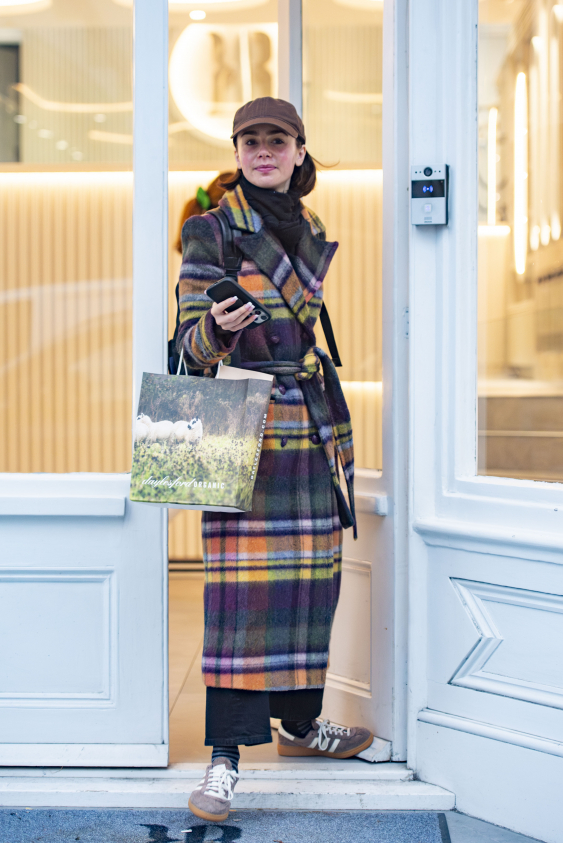 Lily Collins, Renkli Kabanıyla Gündemde Lily Collins, Renkli Kabanıyla Gündemde