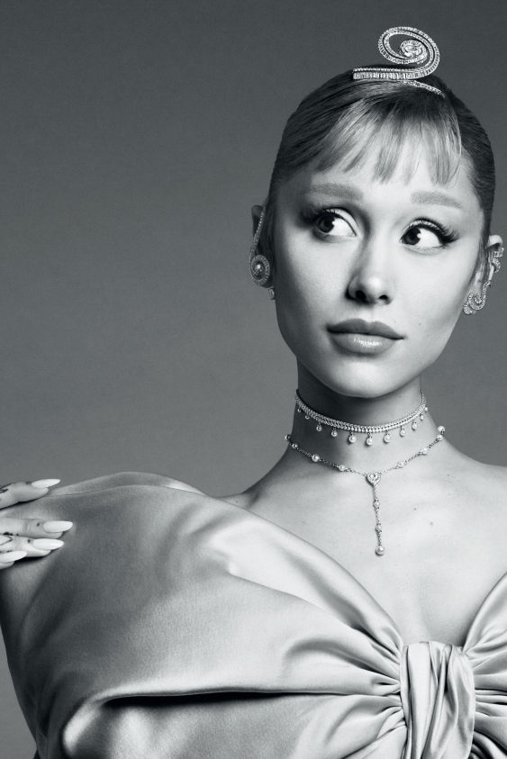 Ariana Grande'nin Swarovski Işıltılı Görünümü