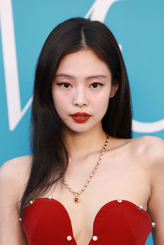 Jennie, Mükemmel Kırmızı Rujundan Vazgeçemiyor