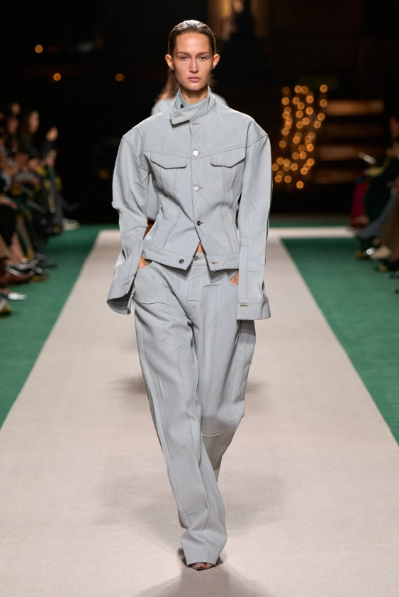 Denim Ceketle Baharı Karşılayın