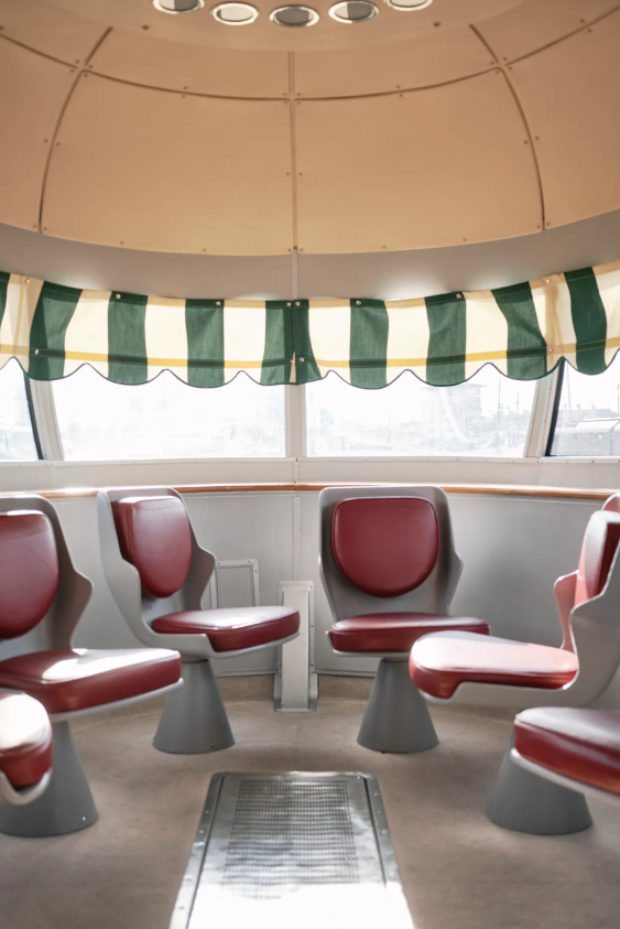 Herkes Prada Ekspresi’ne! Milano Tasarım Haftası’nda Hareket Halindeki Tasarıma Dair Bir Yansıma