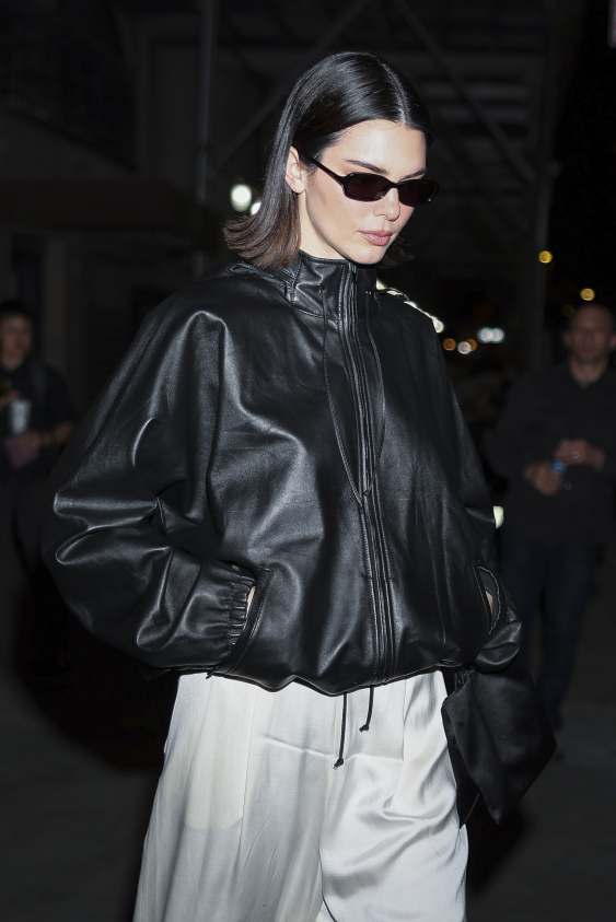 Kendall Jenner Deri ve İpekle Stilde Zıtlık Oyunu Oynuyor