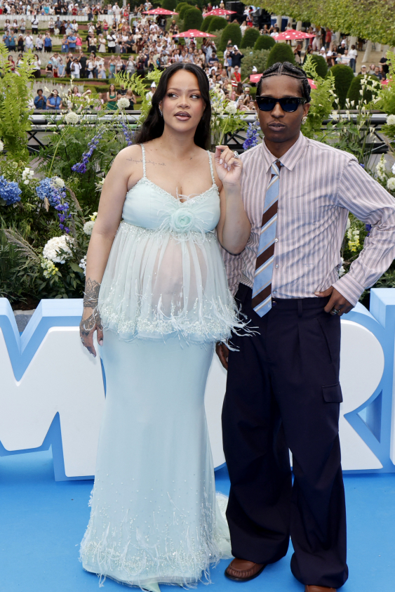 Rihanna, Şirinler Galasında Bebe Mavisi Chanel Giydi