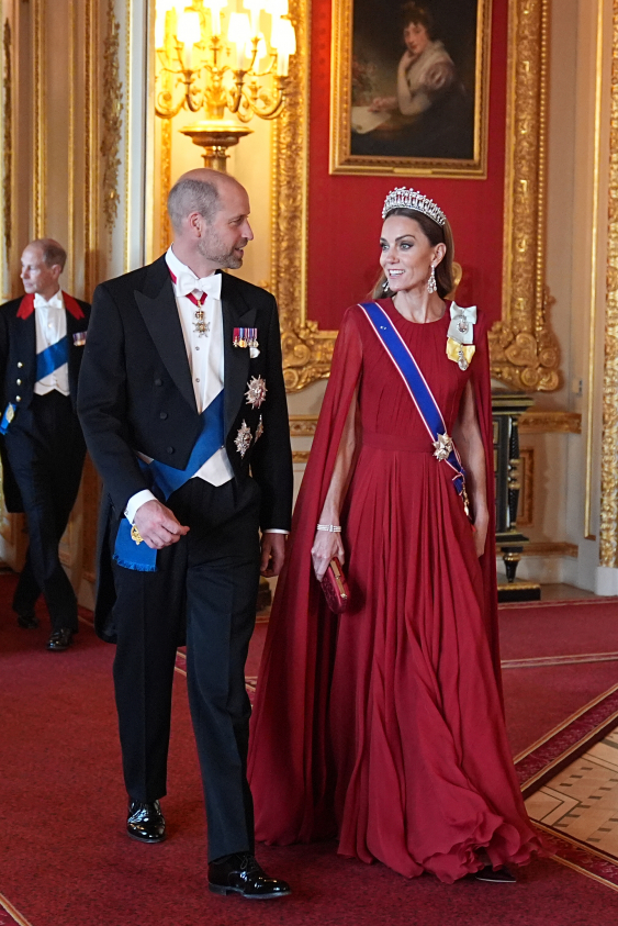 Kate Middleton, Windsor Kalesi’ndeki Devlet Yemeğinde Sarah Burton İmzalı Givenchy Elbise Giydi