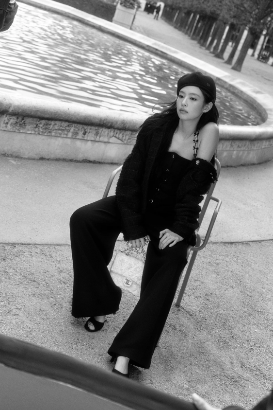 Kamera Arkası: Jennie, Chanel’in 2025-26 Sonbahar/Kış Kampanyasının Yüzü