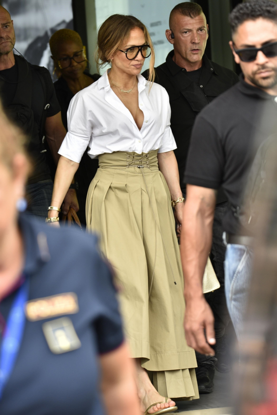 Jennifer Lopez Yaz İçin Yeni Bir Maksi Etek Stili Keşfetti