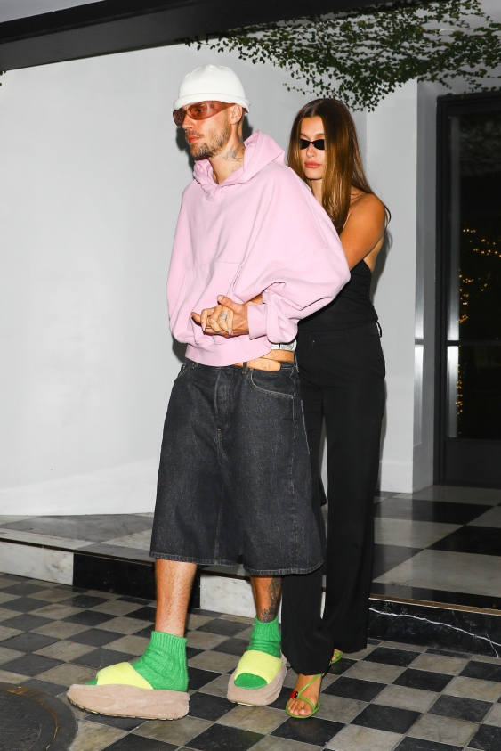 Hailey Bieber ve Kendall Jenner, Justin'e Kıyafet Kuralı Notunu Göndermemiş