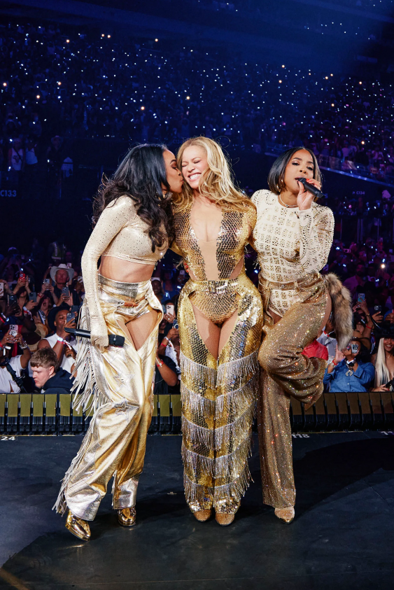 Işıltı ve Altın İçinde: Destiny’s Child, Beyoncé’nin Final Gösterisinde Yeniden Bir Araya Geldi