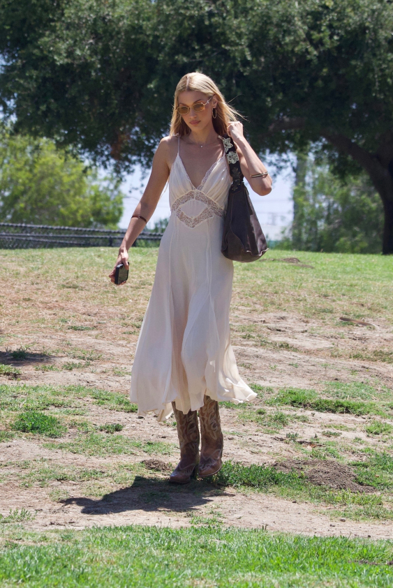 Bella Hadid’in Yazlık Elbisesi Şaşırtıcı Derecede Ulaşılabilir