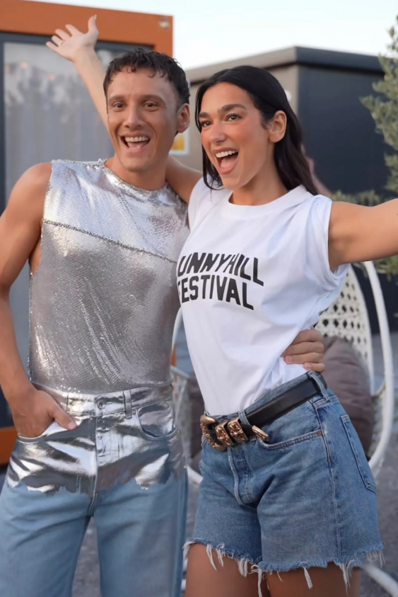 Dua Lipa’dan Müzik ve Moda Şöleni