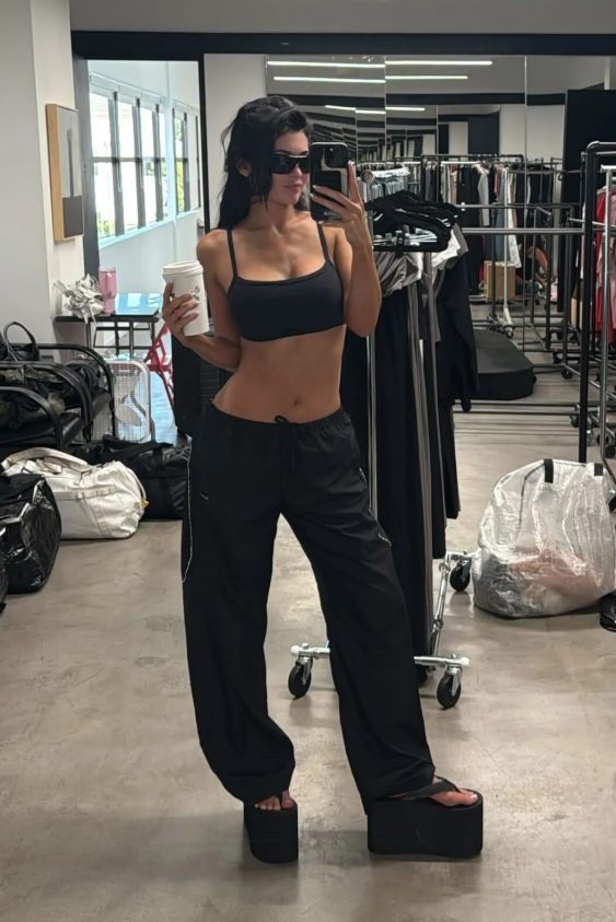 Kylie Jenner Yazın En Çılgın Parmak Arası Terliklerine Göz Kırpıyor