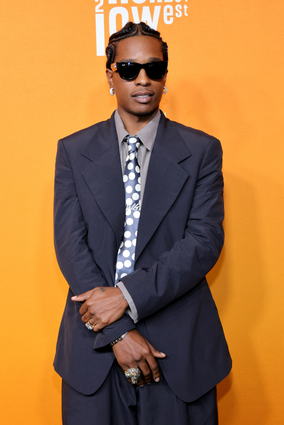 A$AP Rocky, Kırmızı Halıda Yürümek İçin Rihanna’nın Takım Elbisesini ve Puantiyeli Kravatını Ödünç Aldı