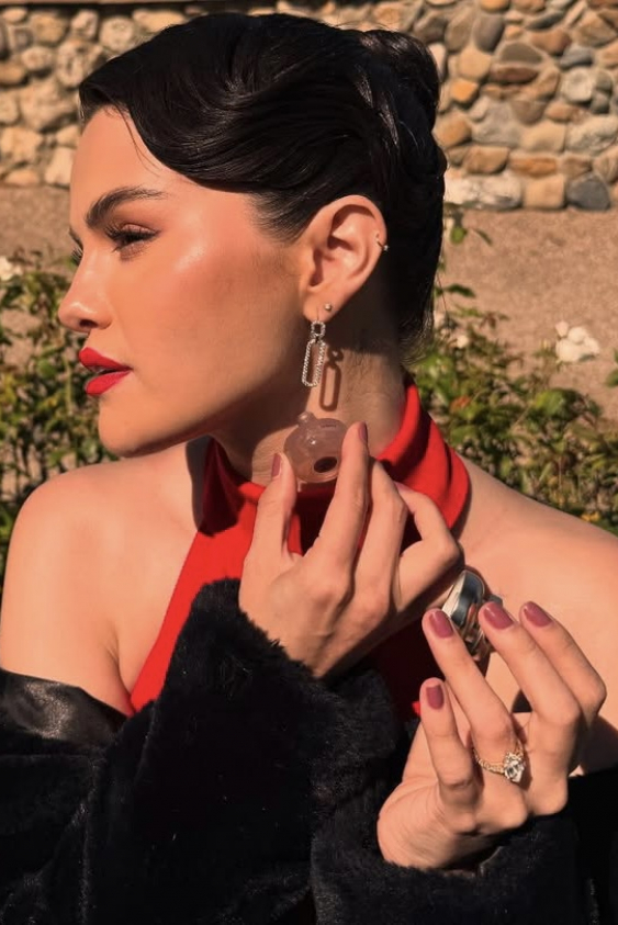 Selena Gomez’den Sonbahara İlham Veren Rose-Mocha Tırnaklar