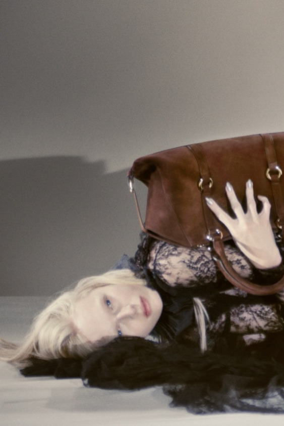 Alex Consani’nin Gotik Dokunuşlu McQueen Kampanyasından Loewe’nin Yeni Marka Elçisine Haftanın Moda Haberleri