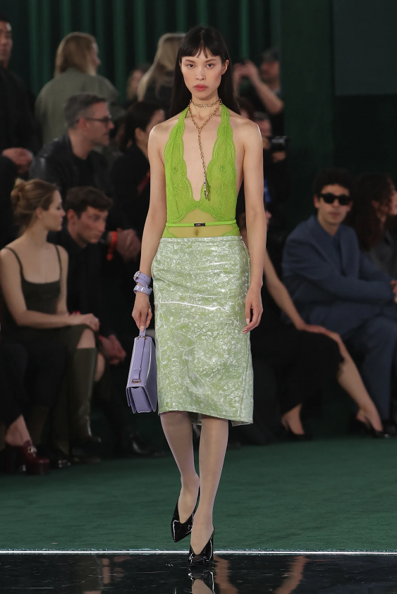 Şartröz Yeşili: 2025’in En Çarpıcı Moda Rengi