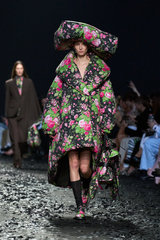 Sonbaharda Çiçekler Asi Bir İroniyle Açıyor