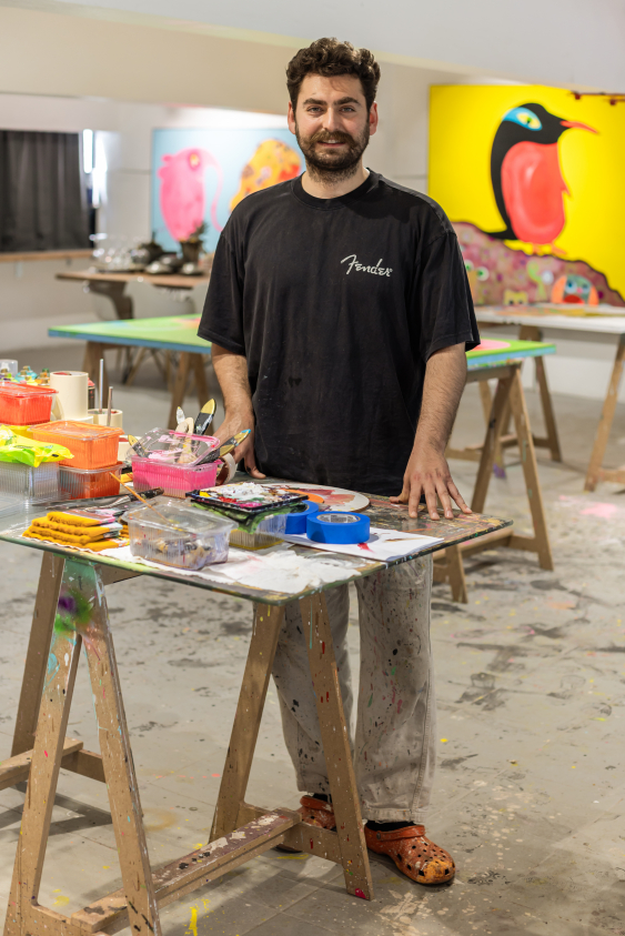 Sanatçı Cem Gönül: “Eserlerimdeki figürlerin ve renklerin yan yana gelişinde hep aynı ortak titreşim var: Sevgi.”