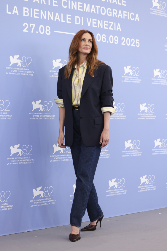 Kırmızı Halıda Ortak Stil: Julia Roberts ve Amanda Seyfried Venedik’te Aynı Seçimde Buluştu