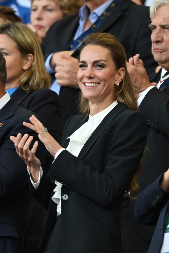 Kate Middleton, En Güvendiği Sonbahar Kıyafetiyle Şık Bir Görünüm Sergiliyor
