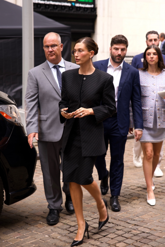 Hailey Bieber’ın İş Stili Kuralları: 80’ler Tarzı “Power Suits”