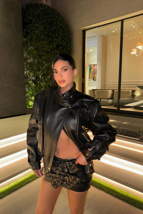 Kylie Jenner, Sonbahar Etek-Ceket Takımına Daha Asi Bir Yorum Katıyor
