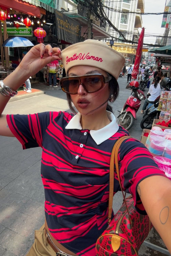 Sonbaharın Yükselen Trendi: Denizci Şapkalarıyla Sokak Stiline Güçlü Bir Dokunuş