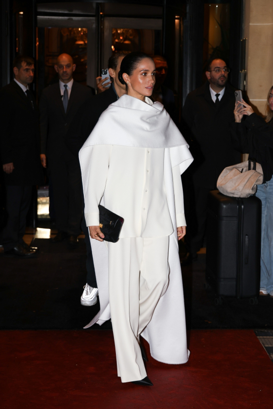 Meghan Markle, Balenciaga Defilesiyle Paris Moda Haftası’na İlk Kez Katıldı