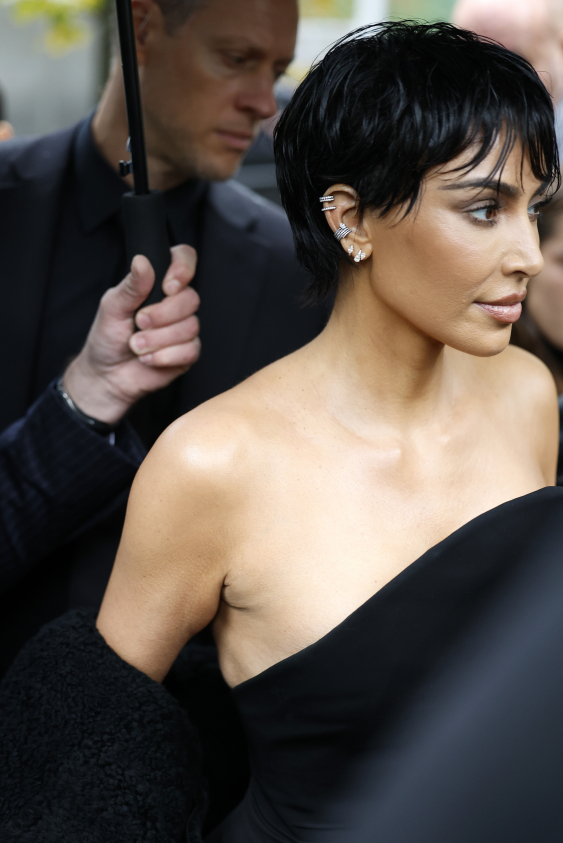Kim Kardashian Paris’te, Kris Jenner’a Gönderme Yapan Pixie Kesim Saçıyla Ortaya Çıktı