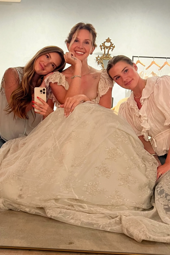 Lana Del Rey’in Viktoryen Stil Gelinliğinin Arkasındaki Hikaye