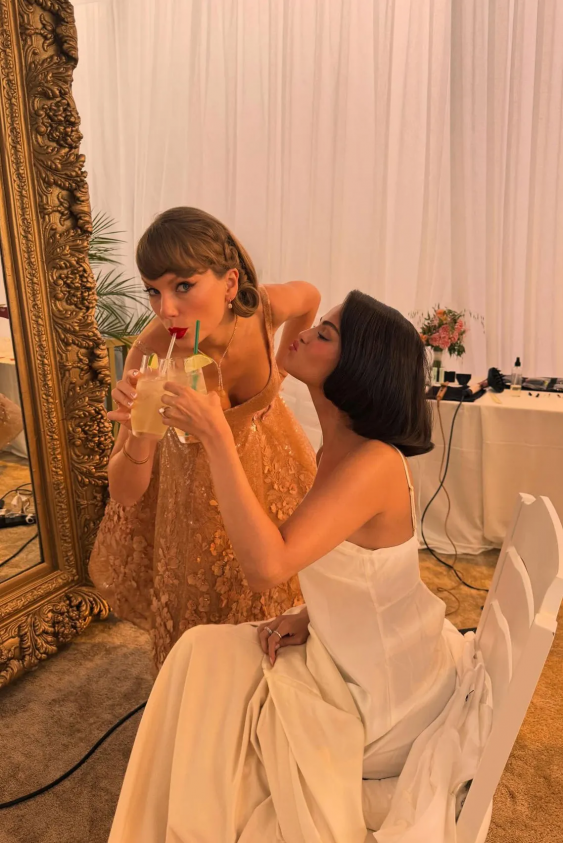 Taylor Swift, Selena Gomez’in Düğününde Şıklığın Tanımını Yeniden Yazdı