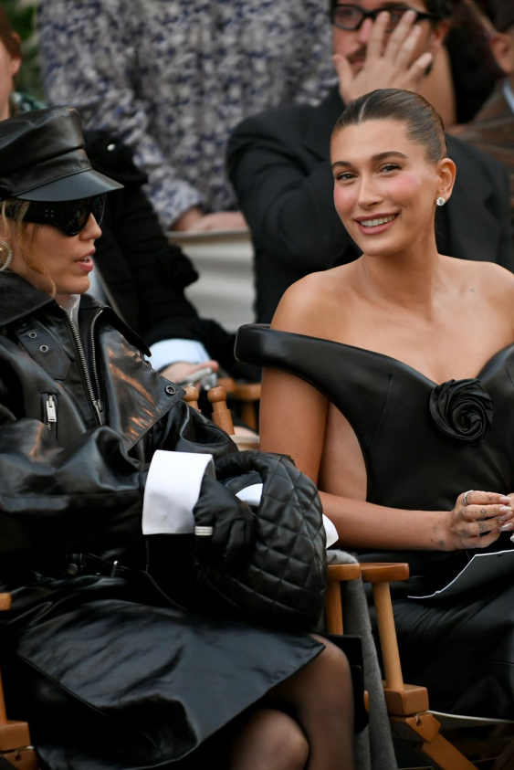 Hailey Bieber ve Miley Cyrus, Vogue World 2025’te Siyah Deri Kıyafetleriyle Ön Sırada Oturdu